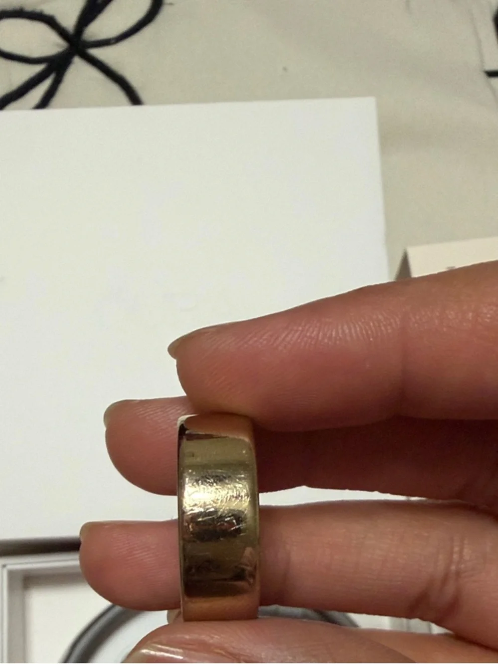 Oura Ring 4 - Gold and White Smart Ring with Charger